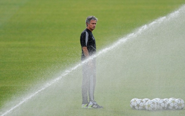 Mourinho lủi thủi đi ra một góc...